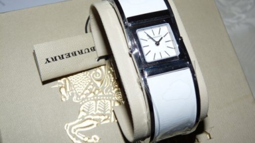 2022122906433897 520x293 - BURBERRY巴寶利英倫風情時尚白色方形女錶BU4939￥1311