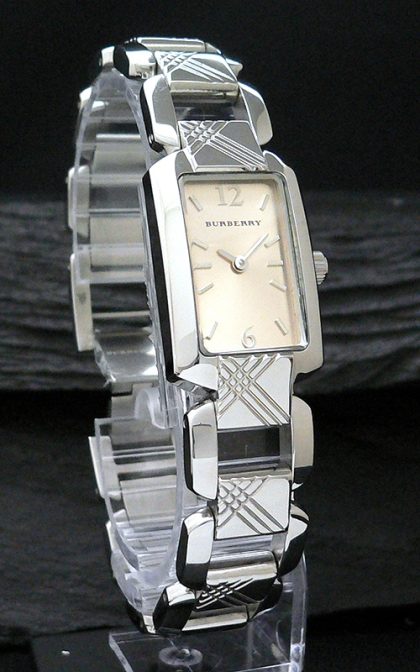 2022122911382792 420x672 - BURBERRY 博柏利 簡約時尚腕錶 BU4212 魅力鋼帶石英方形女錶￥1280