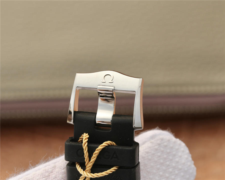 202308200405248 - 歐米茄海馬高仿手錶的文章 VS歐米茄海馬300M間金210.22.42.20.01.001￥3880