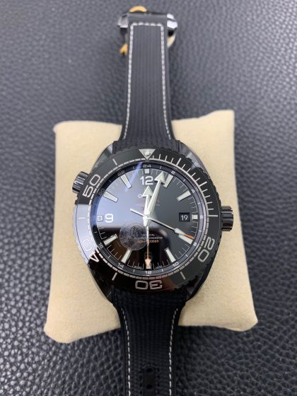 2025042513412919 420x560 - 頂級歐米茄復刻錶vs海洋宇宙 深海之黑