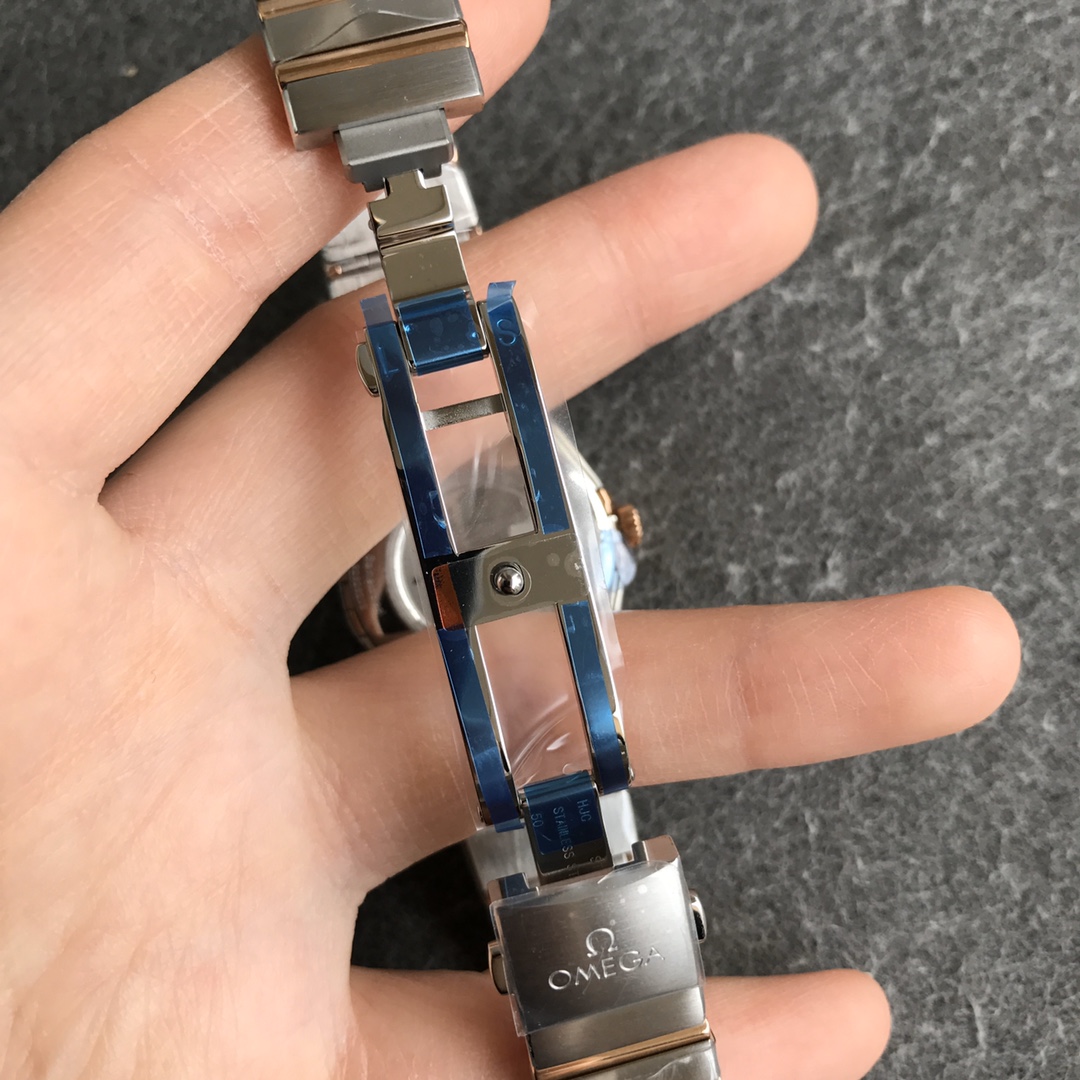 202511241449592 - AF再譜新篇，推出歐米茄第五代星座石英系列高仿腕表