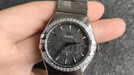 2025112414534523 520x293 - 歐米茄臺灣高仿腕表第五代星座石英系列腕表——纖巧觸感