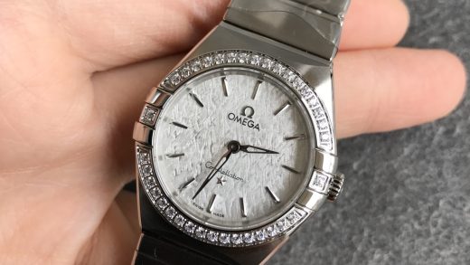 2025112414582775 520x293 - 臺灣復刻表歐米茄第五代星座石英系列腕表細節之處見真美