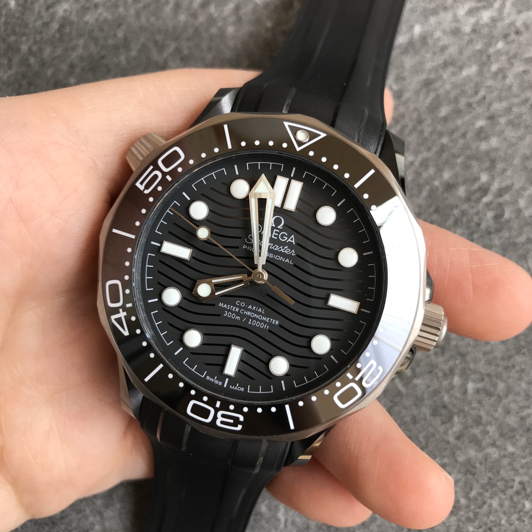 2025112415020412 - 頂級歐米茄復刻表VS新海馬300陶瓷鈦海馬歐米家的黑暗騎士