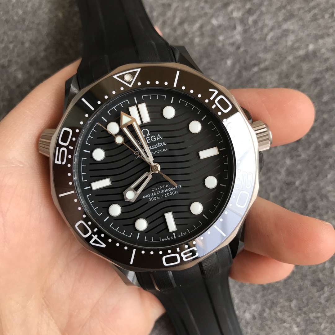 2025112415020837 - 頂級歐米茄復刻表VS新海馬300陶瓷鈦海馬歐米家的黑暗騎士