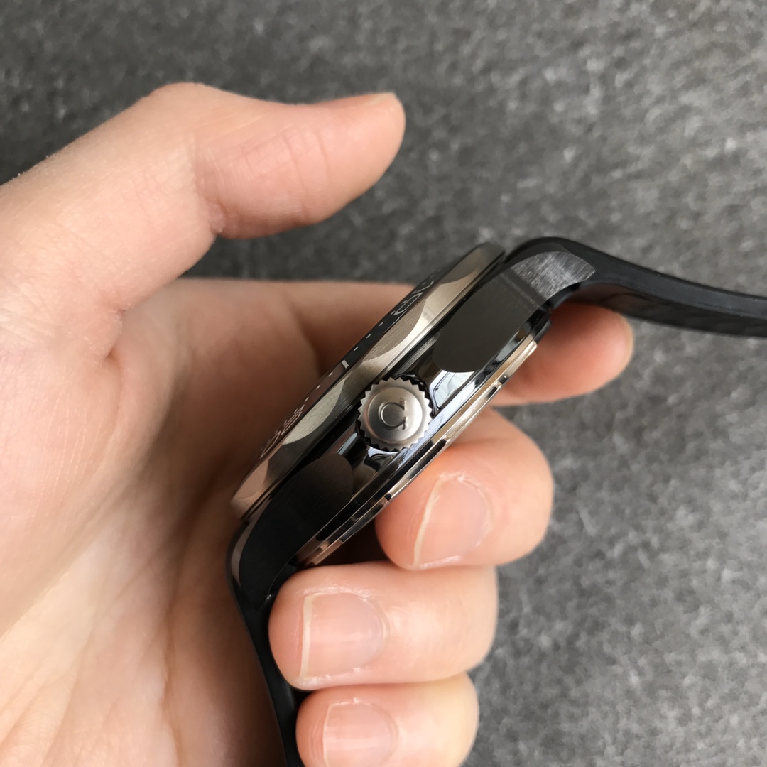 2025112415021225 - 頂級歐米茄復刻表VS新海馬300陶瓷鈦海馬歐米家的黑暗騎士