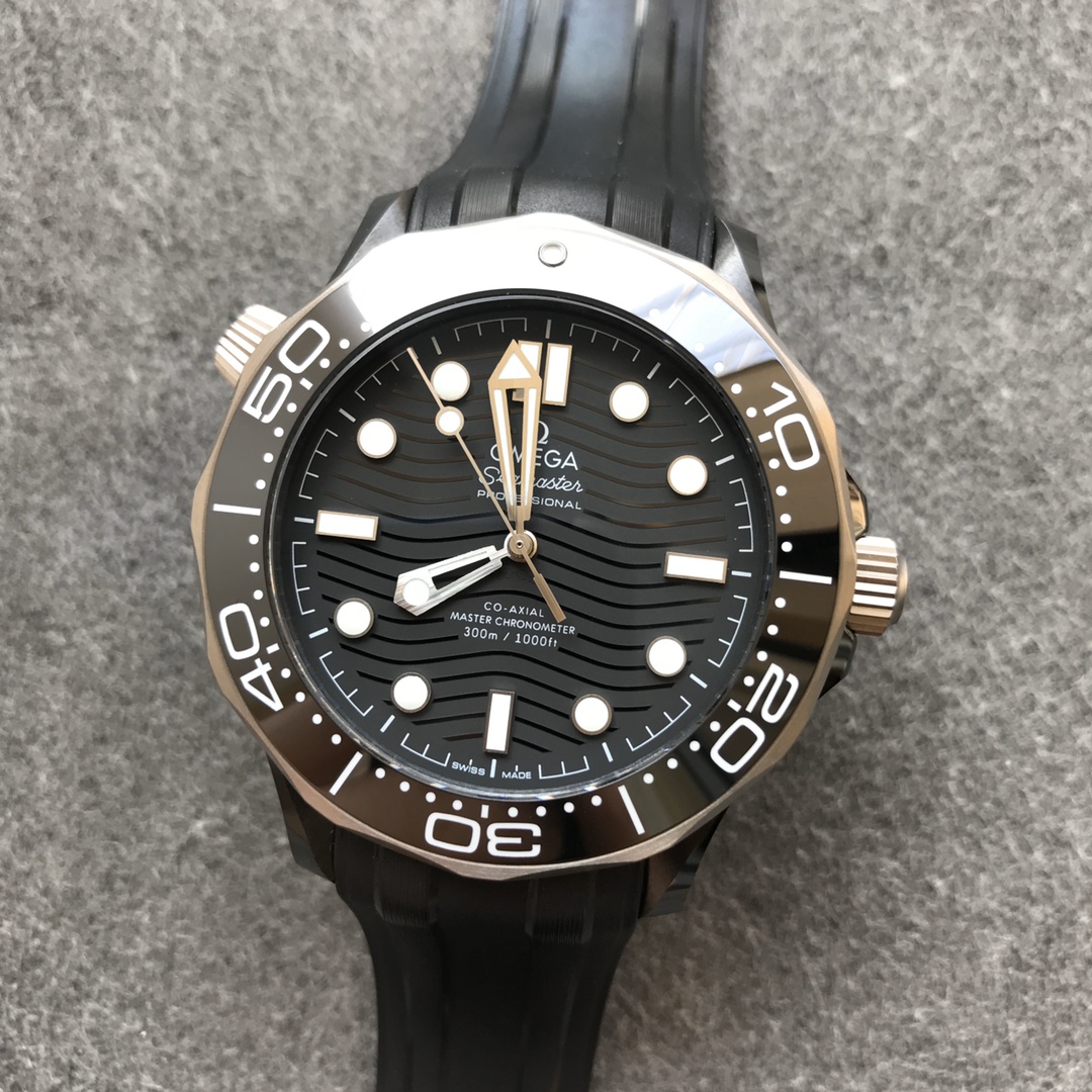 2025112415022175 - 頂級歐米茄復刻表VS新海馬300陶瓷鈦海馬歐米家的黑暗騎士