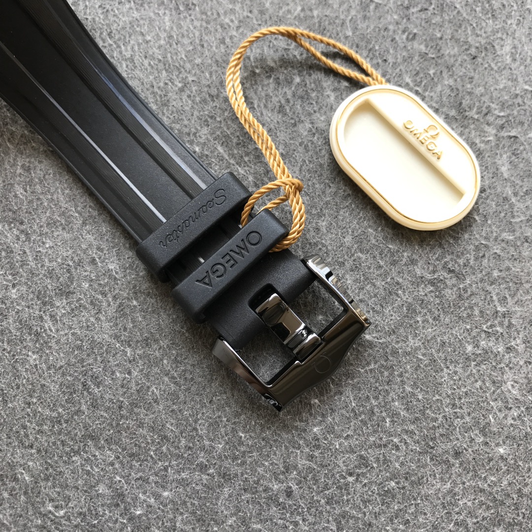 2025112415023578 - 頂級歐米茄復刻表VS新海馬300陶瓷鈦海馬歐米家的黑暗騎士