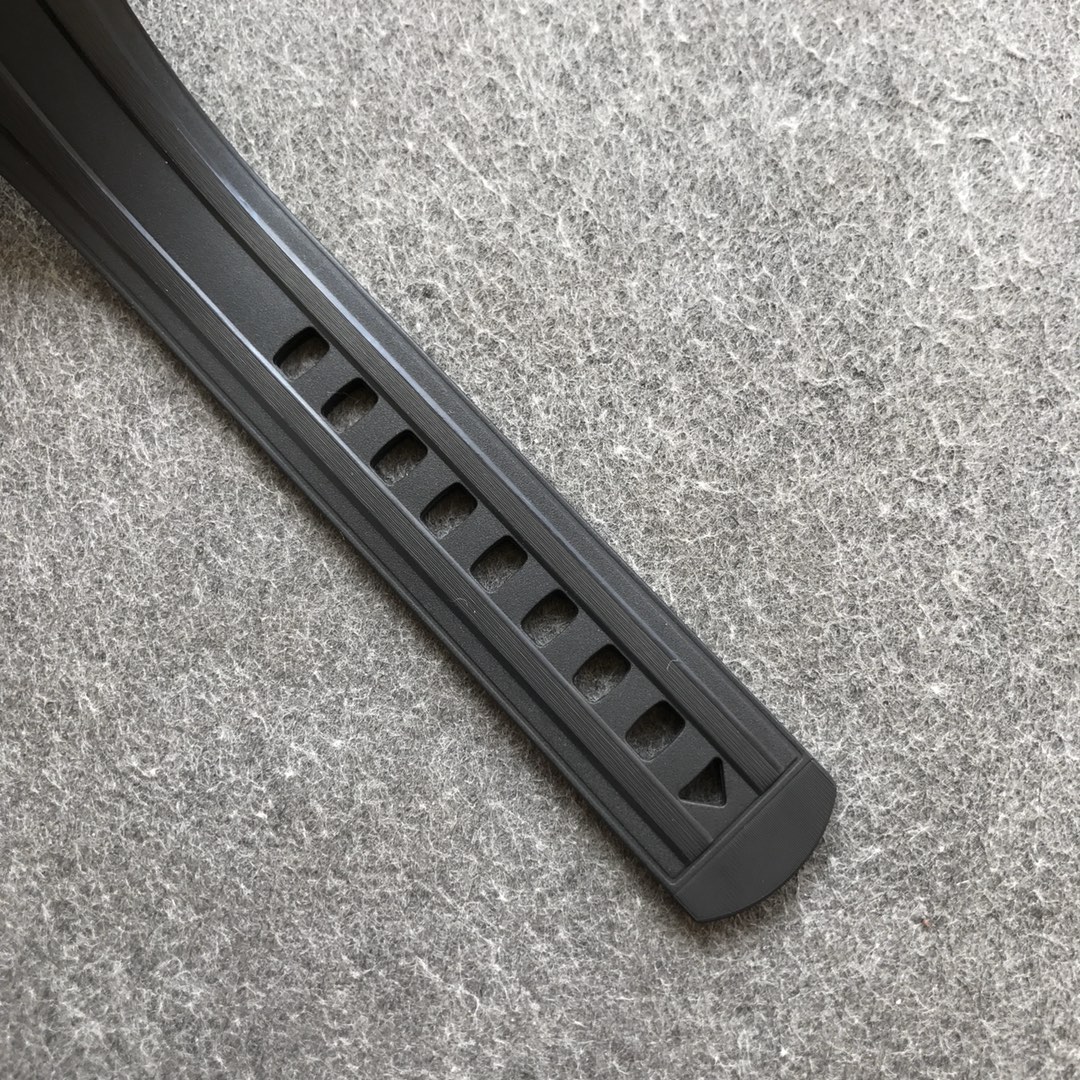 2025112415024147 - 頂級歐米茄復刻表VS新海馬300陶瓷鈦海馬歐米家的黑暗騎士